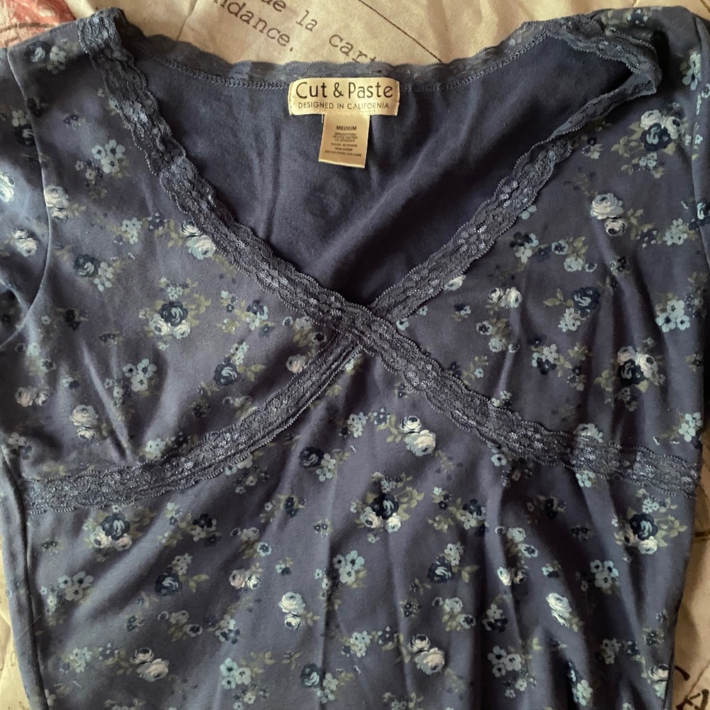 blue floral cropped tee